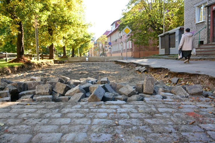 В Калининграде жители пытаются противодействовать набирающему обороты демонтажу уникальной исторической брусчатки